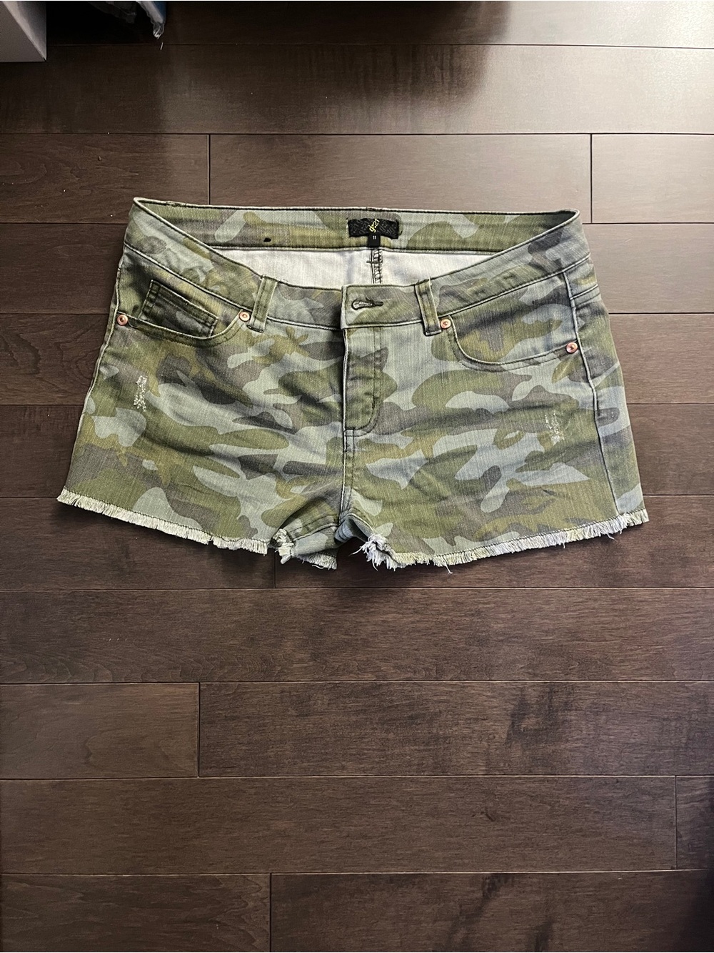 Camo Frayed-Hem Women's Denim Shorts - Green Camo